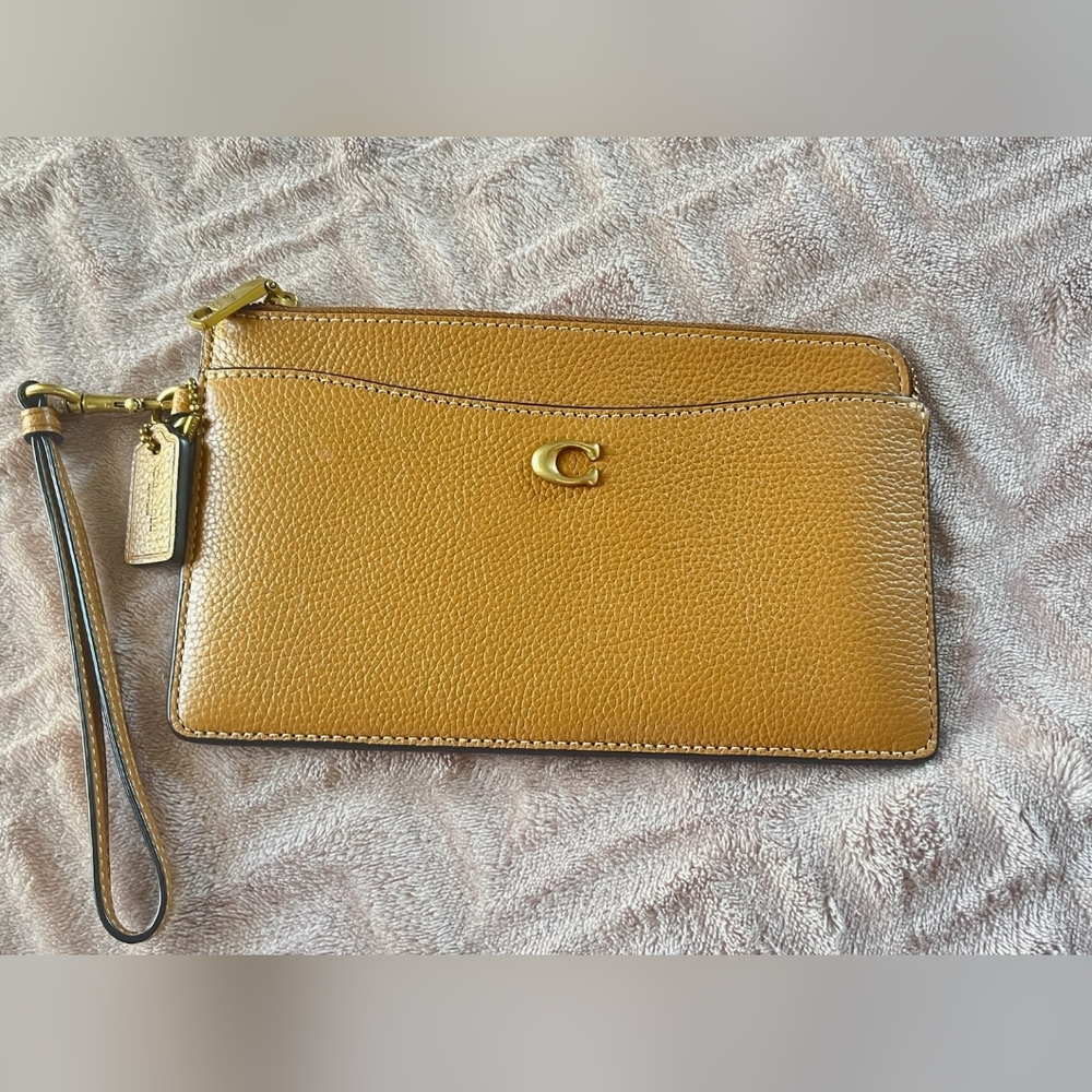 AUTHENTIC NWT LARGE COACH ZIP WRISTLET